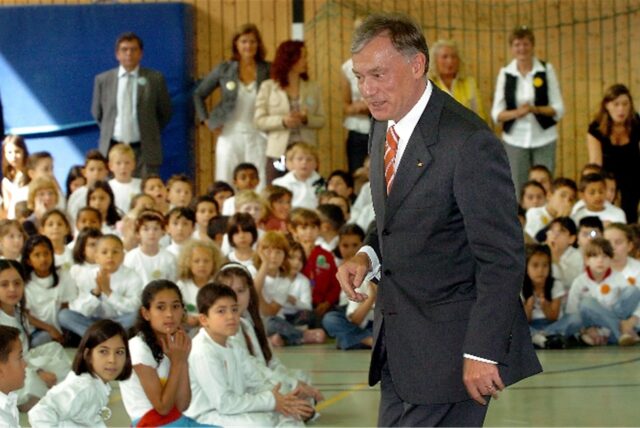 Der ehemalige Bundespräsident Horst Köhler in der Sporthalle einer Dortmunder Grundschule.
