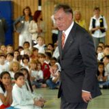 Der ehemalige Bundespräsident Horst Köhler in der Sporthalle einer Dortmunder Grundschule.