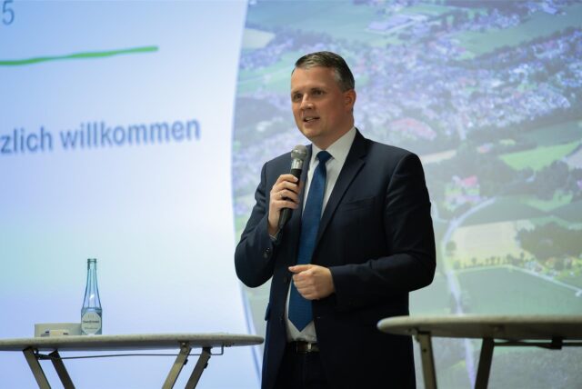 Dorstens Bürgermeister Tobias Stockhoff mit einem Mikrofon in der Hand