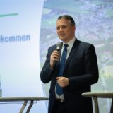 Dorstens Bürgermeister Tobias Stockhoff mit einem Mikrofon in der Hand