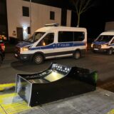 Ein Spielautomat liegt vor einem Polizei-Einsatzfahrzeug.