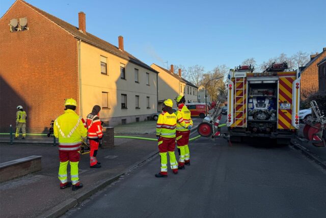 Feuerwehr vor einem Haus
