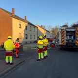 Feuerwehr vor einem Haus