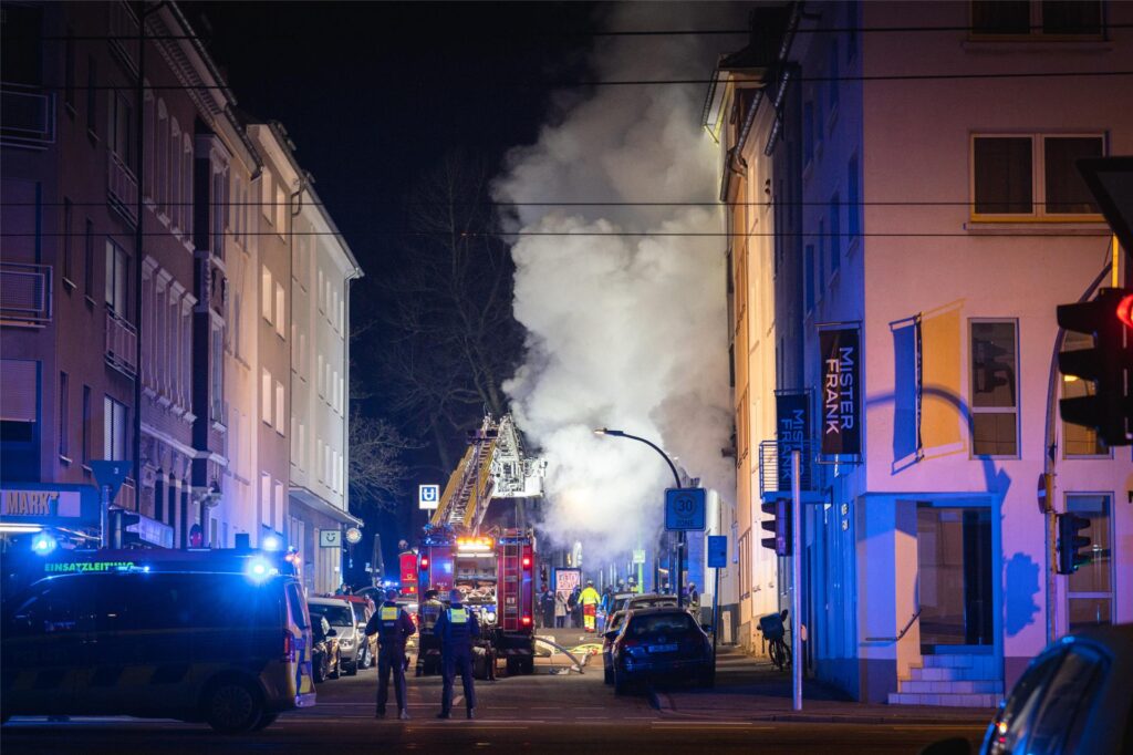 Einsatzkräfte der Feuerwehr Dortmund löschen ein Feuer, dichter Rauch kommt aus der Brandwohnung. Einsatzkräfte der Feuerwehr Dortmund löschen ein Feuer, dichter Rauch kommt aus der Brandwohnung.