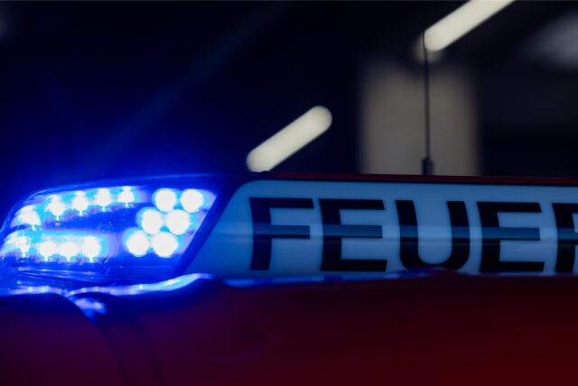 Ein Blaulicht leuchtet auf einem Feuerwehrwagen.