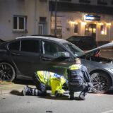 Polizisten der Verkehrsunfallaufnahme untersuchen eine Unfallstelle.