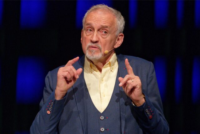 Der dänische Autor Jussi Adler-Olsen steht bei einer Veranstaltung beim Literaturfestival Lit.Cologne auf der Bühne.