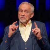 Der dänische Autor Jussi Adler-Olsen steht bei einer Veranstaltung beim Literaturfestival Lit.Cologne auf der Bühne.