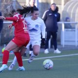 Eine Spielerin des FFC Recklinghausen im Dribbling mit einer Gegenspielerin