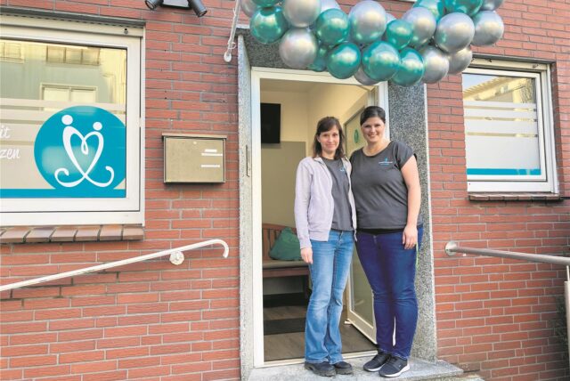 Katrin Kleinalstedde und Kathrin Stratmann vor dem Eingang der neuen Physiopraxis.
