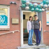Katrin Kleinalstedde und Kathrin Stratmann vor dem Eingang der neuen Physiopraxis.