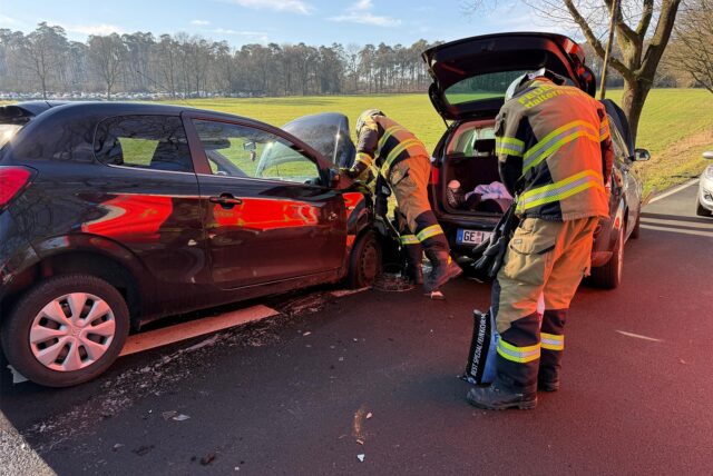Feuerwehrleute arbeiten an verunglückten Fahrzeugen.