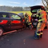 Feuerwehrleute arbeiten an verunglückten Fahrzeugen.