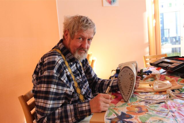 Josef Franken repariert beim Repair Café in Herten ein defektes Bügeleisen.