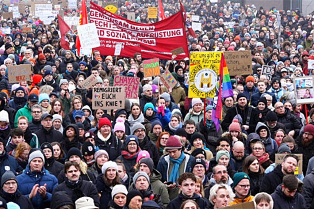 Zehntausende Menschen nehmen an einer Demonstration in Hamburg teil.