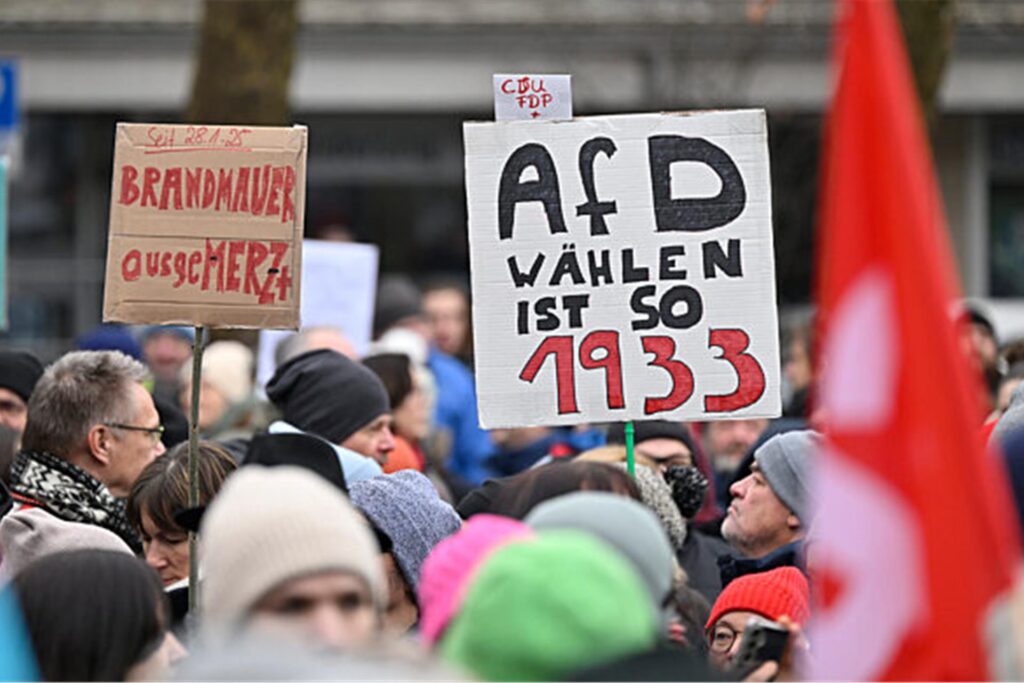 Teilnehmer einer Demonstration in Dachau unter dem Motto 