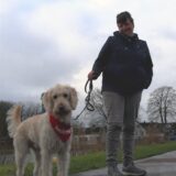 Stefanie und ihr Hund Barney haben schon einige zusammen durchgemacht.