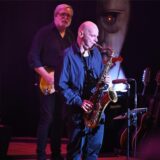 Ein Saxofonist spielt auf einer Bühne vor einem Mikrofon, im Hintergrund ein Bassist. Live-Konzert und Benefizveranstaltung „Just Floyd“ in Marl.