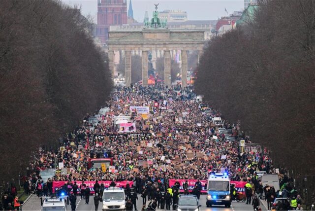 Zahlreiche Menschen demonstrieren in Berlin für die „Brandmauer“, also eine Abgrenzung der Union zur AfD.