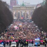 Zahlreiche Menschen demonstrieren in Berlin für die „Brandmauer“, also eine Abgrenzung der Union zur AfD.