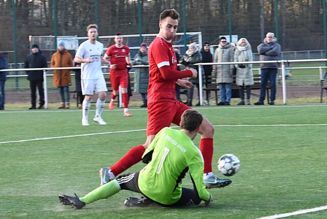 Kein Tor für Rouven Maly: Der Flaesheimer, der zwei Tage zuvor noch dreifach traf, verliert das Duell mit Ahsens Keeper Simon Börgel. Am Ende kann er sich aber trotzdem über einen Sieg freuen.