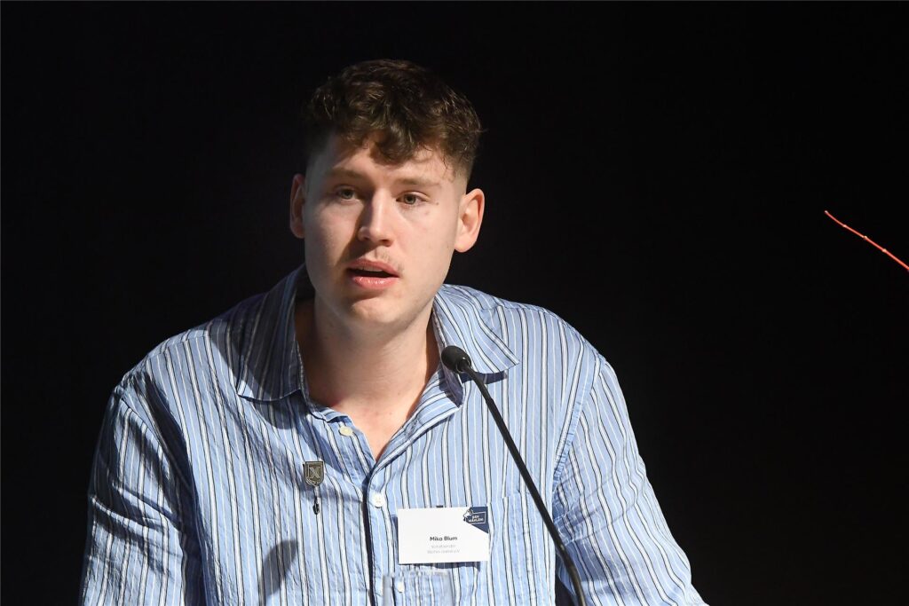 Mika Blum wurde mit der Ehrennadel der Stadt Castrop-Rauxel ausgezeichnet. Mika Blum wurde mit der Ehrennadel der Stadt Castrop-Rauxel ausgezeichnet.