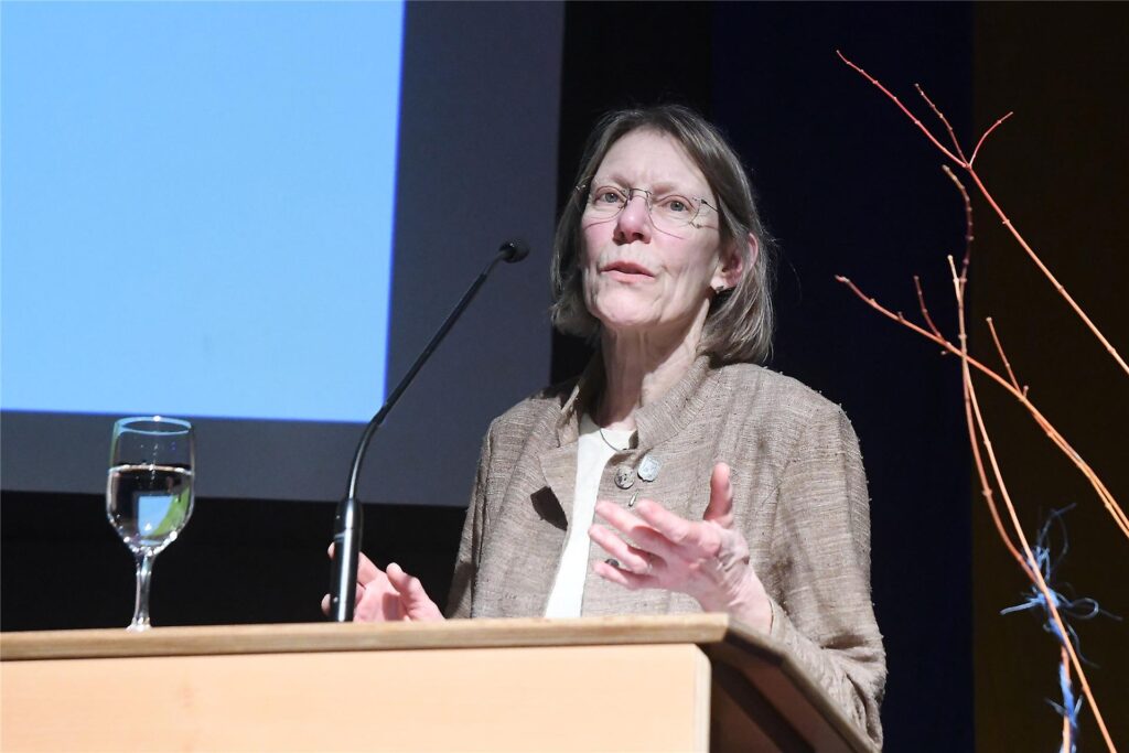 Schiedsfrau Ursula Kathriner steht am Rednerpult in der Europahalle. Schiedsfrau Ursula Kathriner steht am Rednerpult in der Europahalle.