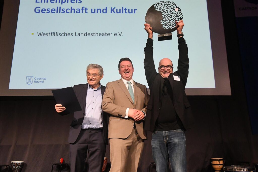 Der Ehrenpreis Gesellschaft und Kultur wird an Vertreter des WLT überreicht. Der Ehrenpreis Gesellschaft und Kultur wird an Vertreter des WLT überreicht.