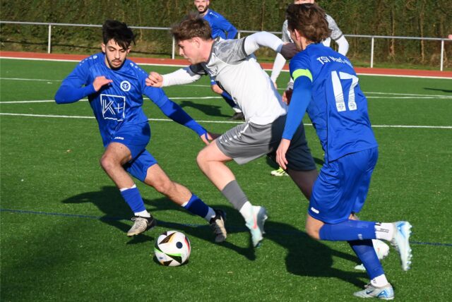 Philipp Nowak im Laufduell mit Berkan Kemerkaya und Philipp Jedlicka