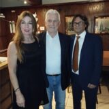 Andrea Hafer (links) und Jörg Hafer (rechts) posieren für ein Foto mit dem früheren Schalke-Spieler Klaus Fischer (Mitte).