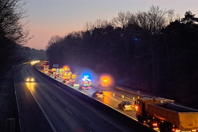 Stau auf der Autobahn wegen eines Unfalls.