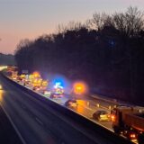 Stau auf der Autobahn wegen eines Unfalls.