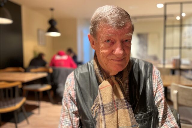 Der pensionierte Hauptschullehrer Dierk Strube sitzt in einem Café in Lütgendortmund.