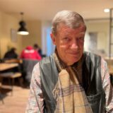 Der pensionierte Hauptschullehrer Dierk Strube sitzt in einem Café in Lütgendortmund.