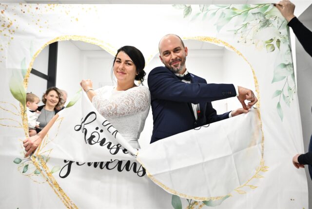 Stephanie und Christoph Rentmeister mussten sich als Brautpaar erst den Weg frei schneiden.