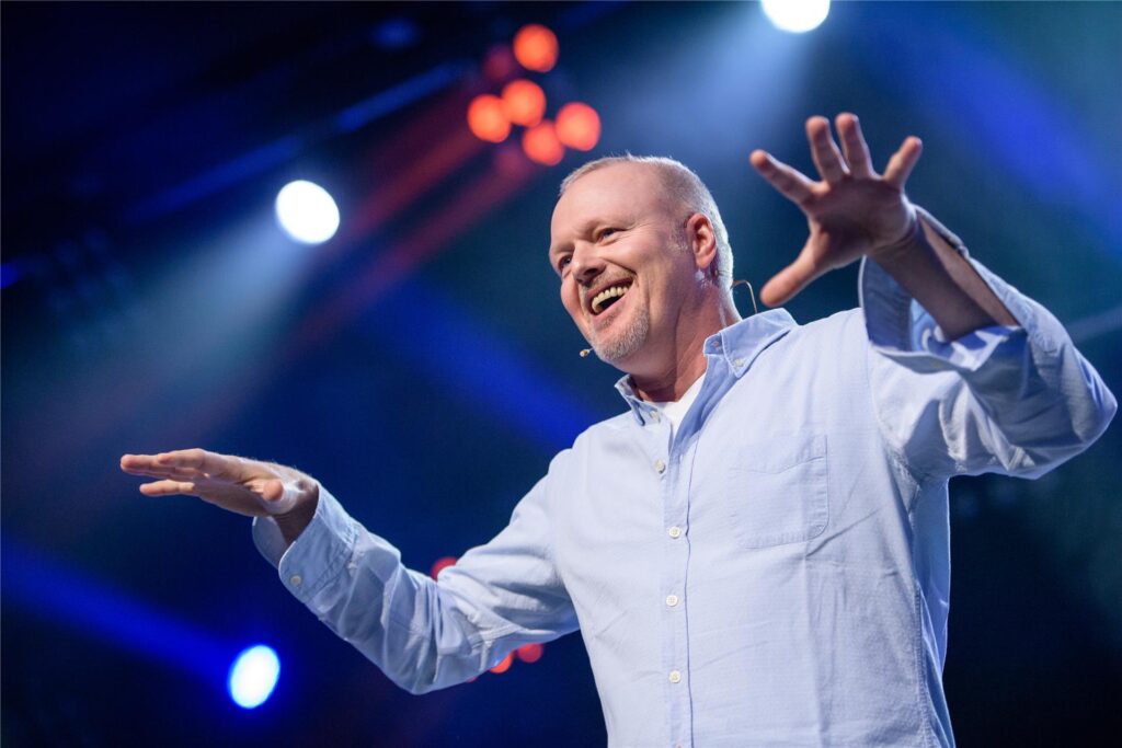 Entertainer Stefan Raab spricht auf der Bühne. Entertainer Stefan Raab spricht auf der Bühne.