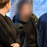 Der Angeklagte (Mitte) aus Solingen wartet im Gerichtssaal auf den Beginn des Prozesses.
