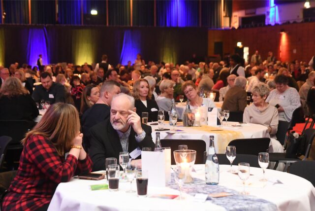 Der Neujahrsempfang des Bürgermeisters am 1.2.2025 in der Europahalle Castrop-Rauxel: Beim Termin mit rund 500 geladenen Gästen gab es viele Reden und Preise wie die Ehrennadeln der Stadt Castrop-Rauxel, aber auch Zeit für Gespräche und Genuss an den Tischen.