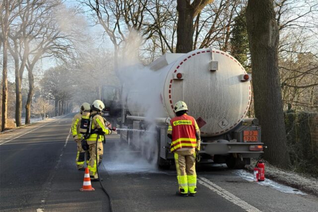 Die Feuerwehr löscht einen Tankwagen in Deuten.