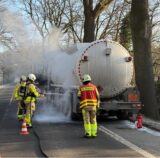 Die Feuerwehr löscht einen Tankwagen in Deuten.