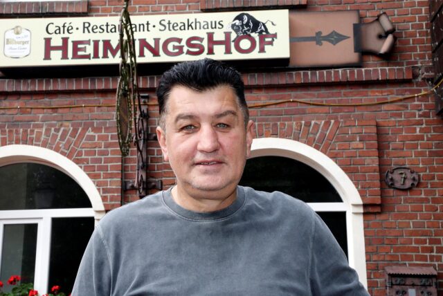 Betreiber Orce Stoilkowski steht vor dem Restaurant Heimingshof in Haltern.