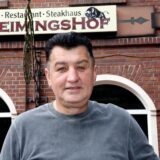 Betreiber Orce Stoilkowski steht vor dem Restaurant Heimingshof in Haltern.