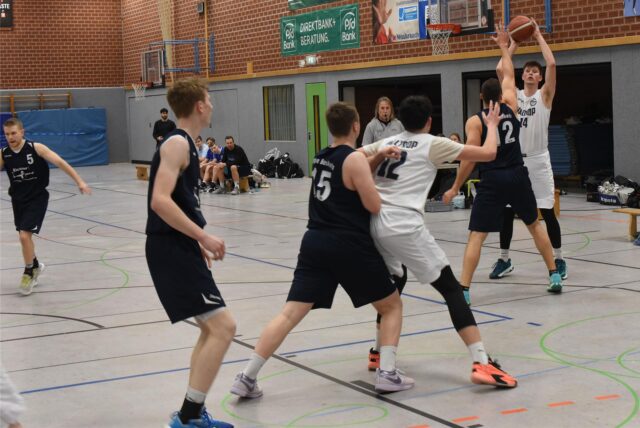 Bis zum Schluss hielt der GV Waltrop (in weiß) als Schlusslicht der Basketball-Oberliga gegen den Tabellendritten LippeBaskets Werne II mit. Zum Sieg reichte es aber wieder nicht.