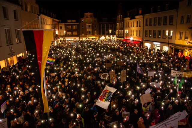 Demonstranten auf dem Marktplatz in Dorsten