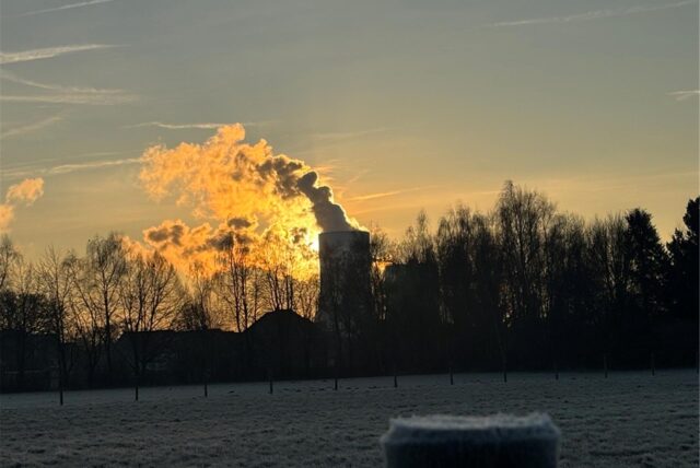 Dampf kommt aus dem Kühlturm des Dattelner Kraftwerks.