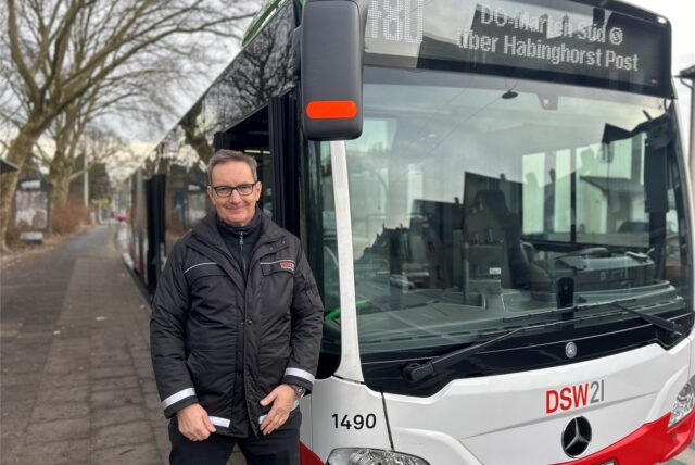 Hartmut Baller steht vor dem Bus der Hauptlinie 480 aus Castrop-Rauxel.