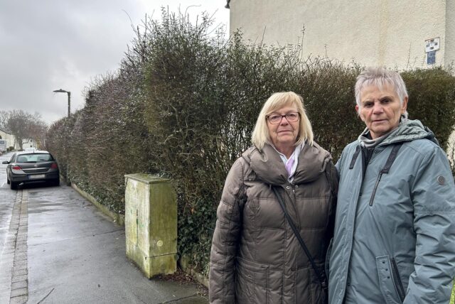 Die Anwohnerinnen Gabriela Demgen (l.) und Anke Kopkow vor dem Bodenweg in Dortmund-Eving.