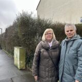 Die Anwohnerinnen Gabriela Demgen (l.) und Anke Kopkow vor dem Bodenweg in Dortmund-Eving.