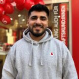 Devrim Ay steht vor dem Vodafone-Shop auf der Hohen Straße in Datteln