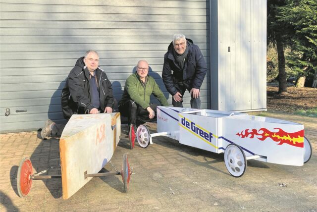 Menschen stehen mit Seifenkisten vor einer Garage in Waltrop.